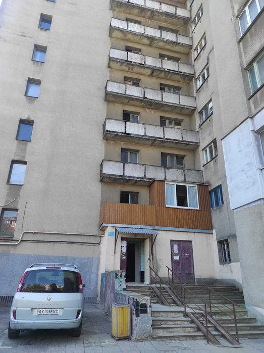 Сдам двухкомнатную гостинку  по улице Ньютона