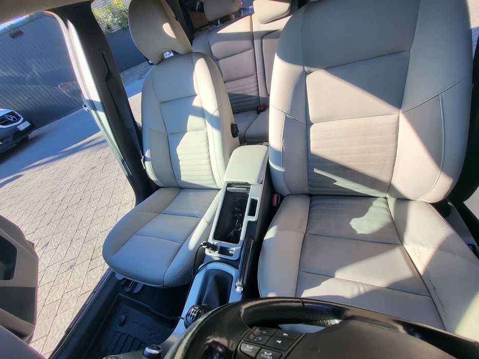 Автомобіль Volvo v50