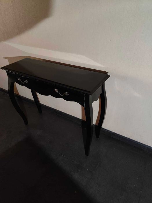 Mesa tipo credência com gaveta