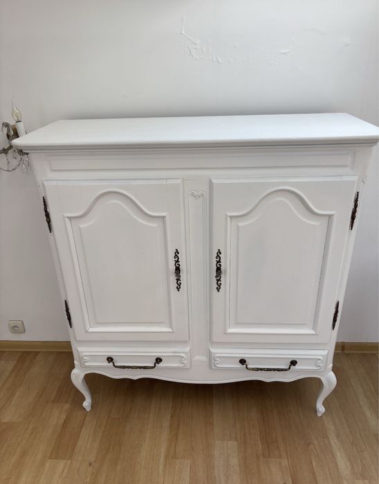 Stylowa biała komoda