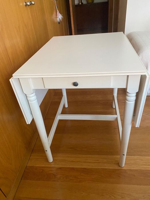 Mesa Ikea asas rebativeis + 2 cadeiras
