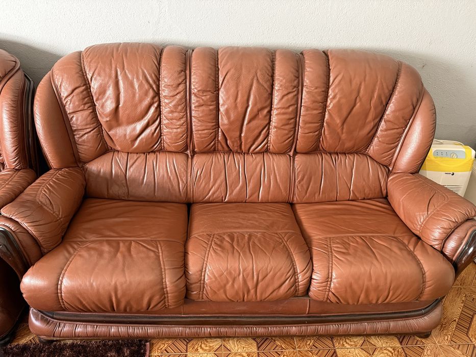 Conjunto Sofá Vintage em Couro Legítimo sendo 1 Sofá-Cama + 2 Poltronas