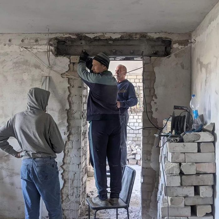 Алмазная резка дверных оконных проемов.   Демонтаж демонтажные работы.