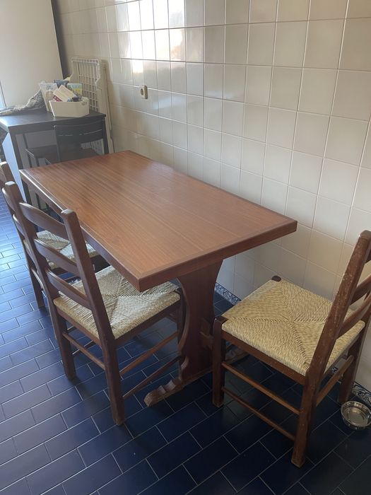 Mesa de cozinha em madeira com 4 cadeiras
