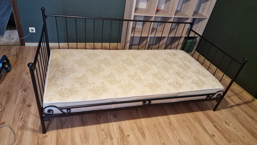 Sprzedam łóżko młodzieżowe z materacem