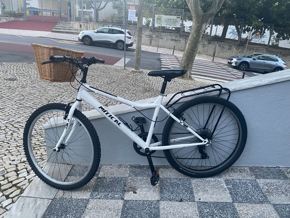 Vendo bicicleta aro 26 com cesto de vime e capacete