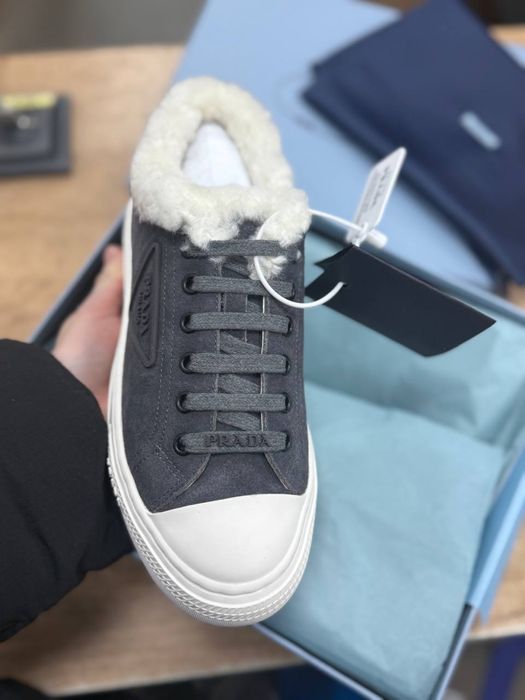 Зимові кеди кросівки прада серые prada зимние женские ugg