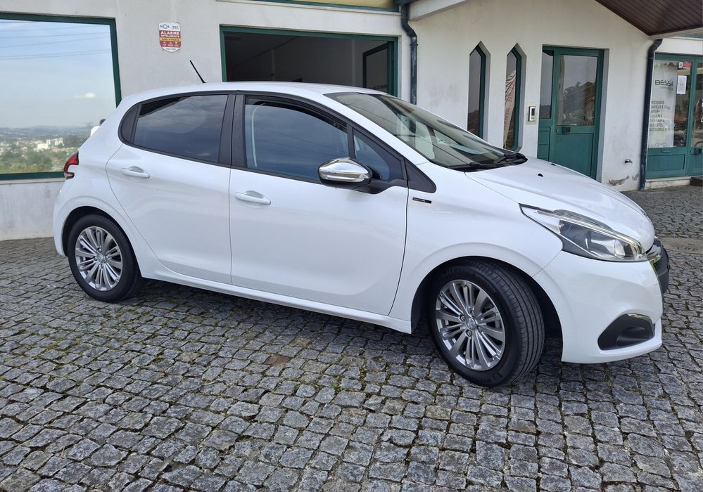 Peugeot 208 Signature
