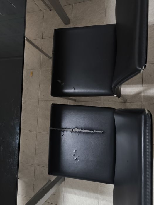 Conjunto de mesa de jantar extensível com 6 cadeiras, em preto.