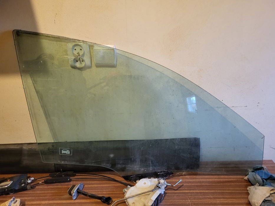 Szyba prawa przednia przód wraz z osprzętem  Honda C-RV III 2010r.