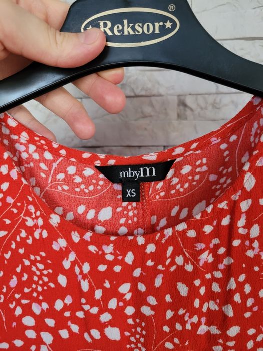 Czerwona sukienka w białe plamki mbyM XS/S wiskoza