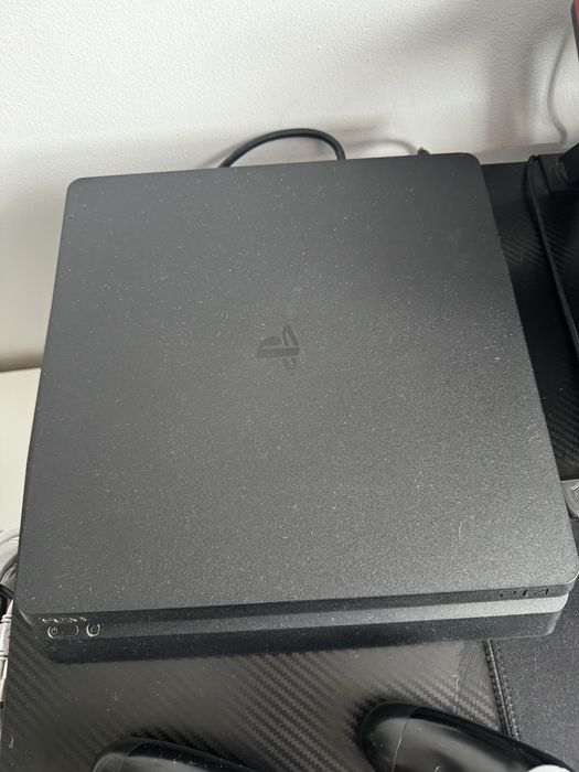 PS4 1TB z dwoma padami.