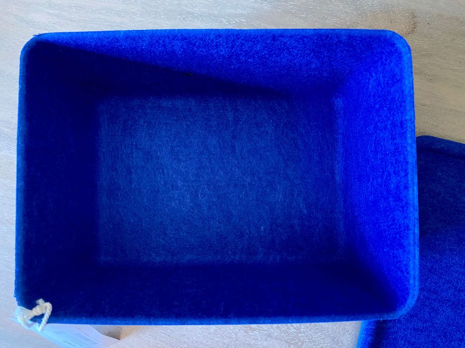 Caixa de feltro azul elétrico