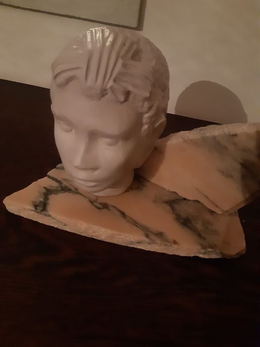 Estátua /escultura  original e única de autorcom base em mármore rosa