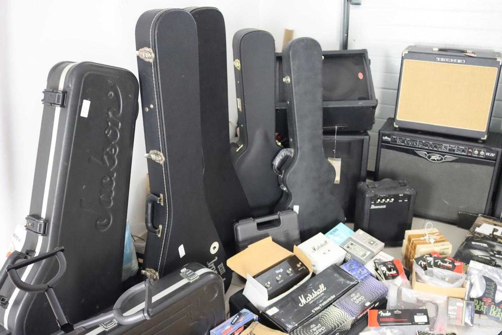 Grande Lote de Material Musical Profissional – Amplificadores, Pedais, Cases, Bateria, Guitarras e Acessórios