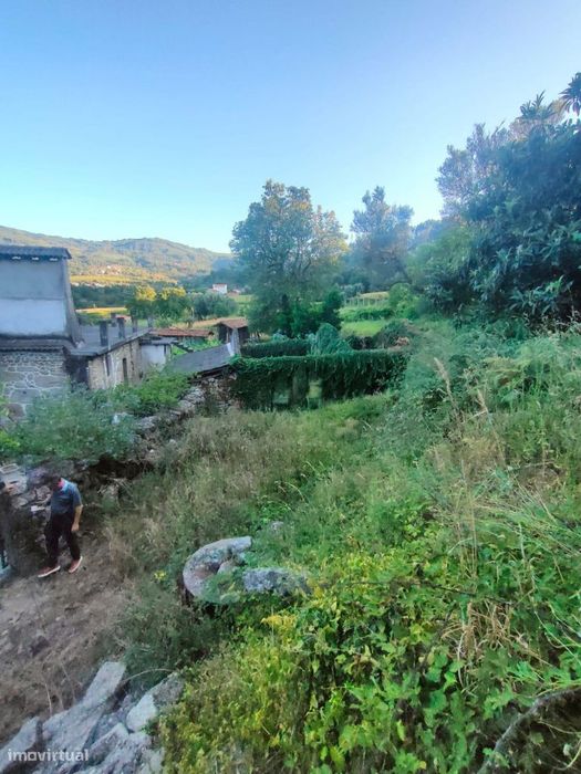 Moradia rés do chão e 1º andar em pedra para restauro