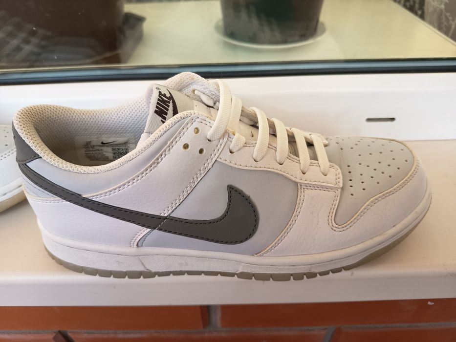 Жіночі  кросівки Nike Dunk Low у популярному біло-сірому кольорі