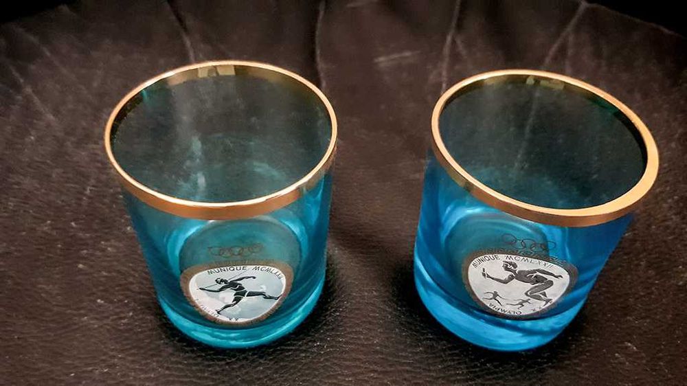 Par de copos vidro azul rebordo a ouro Jogos Olímpicos de Munique 1972