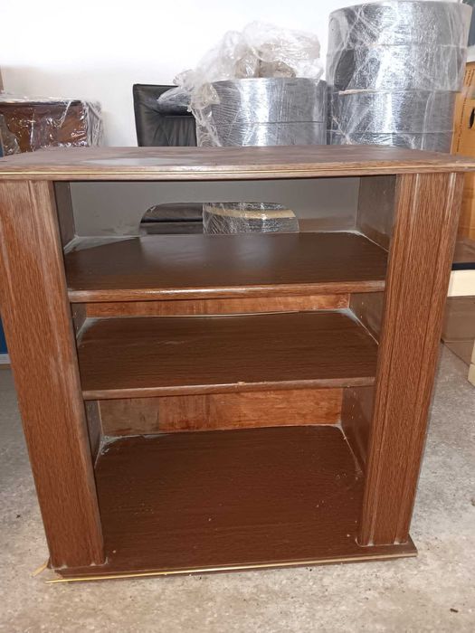 Móvel de TV de Madeira Antigo – Potencial para Restauração