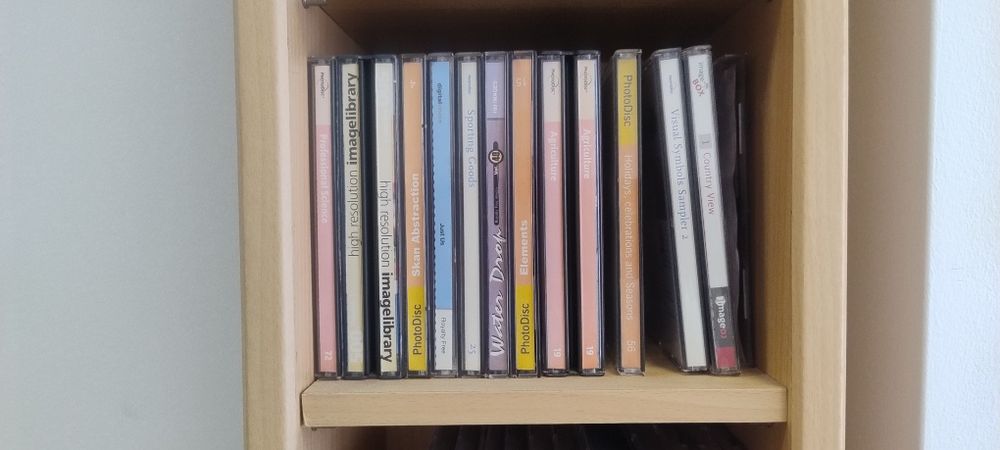 Dezenas de CDs ou DVD com imagens royaltyfree