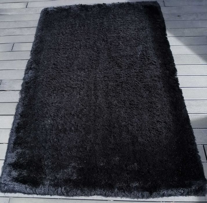 Tapete preto de pelo comprido de 4cm com dimensões 2,30m x 1,65m