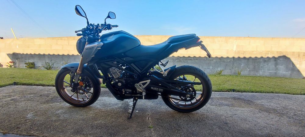 Honda CB125R (como nova, poucos KMs)