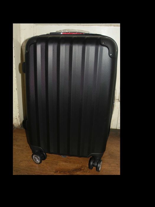 Elegancka czarna walizka nowa