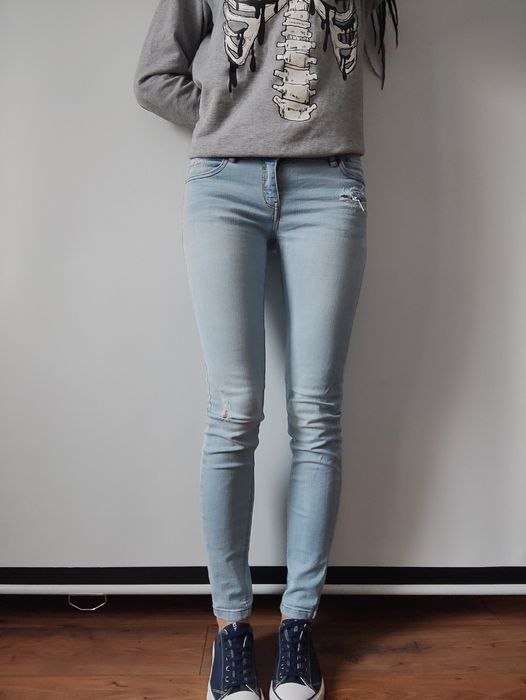 Jasne jeansy rurki Stradivarius dziury przetarcia modne