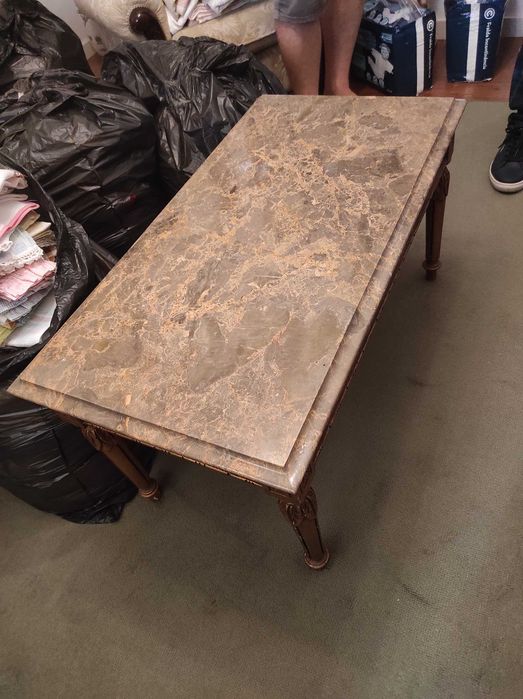 Mesa de centro antiga em madeira entalhada e tampo em mármore