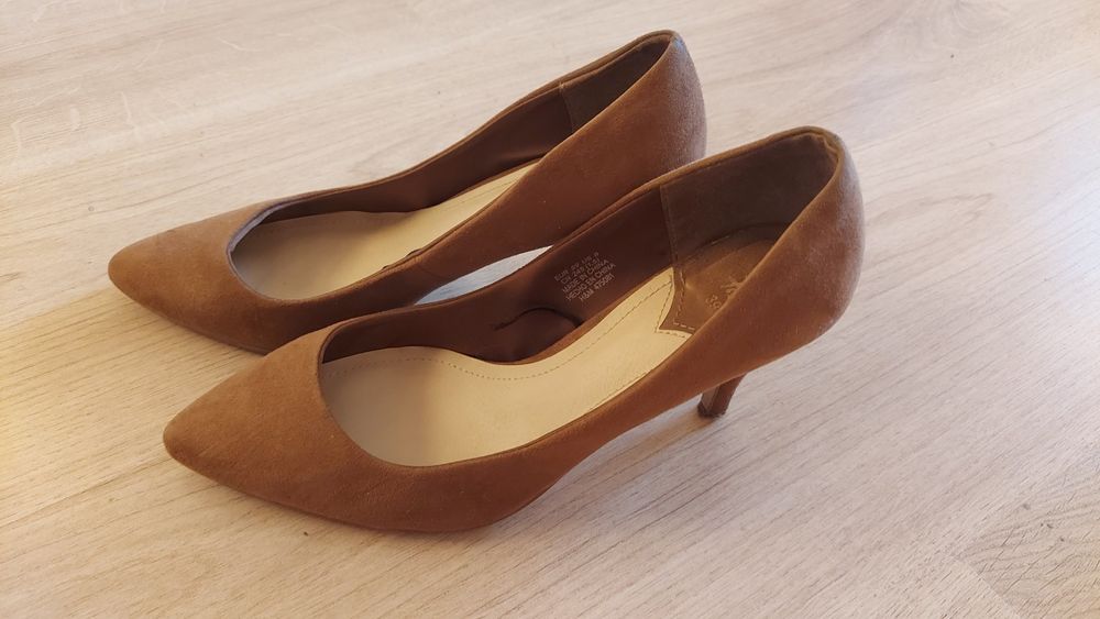 Czółenka zamszowe 39