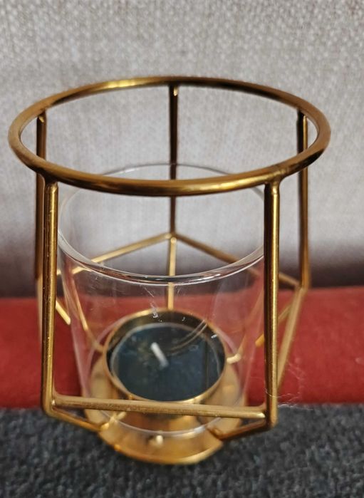 Świecznik na tealighty w kolorze złotym.