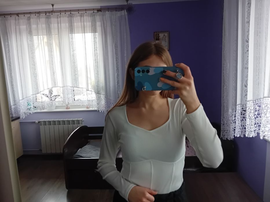 Dopasowana biała bluzeczka z dołem typu gorset