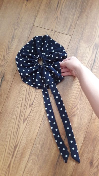 Duża scrunchie z paskami , gumką do włosów