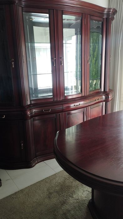 Mobília completa de sala de jantar, em nogueira
