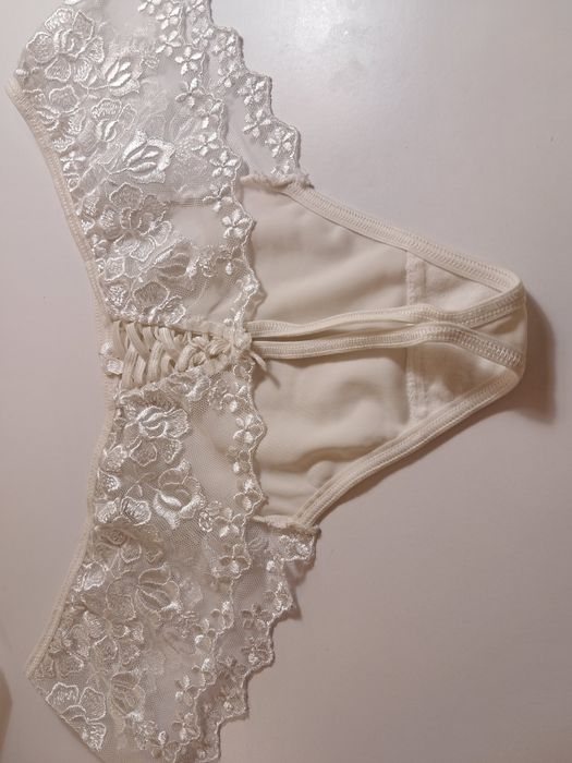 Stringi koronkowe 38