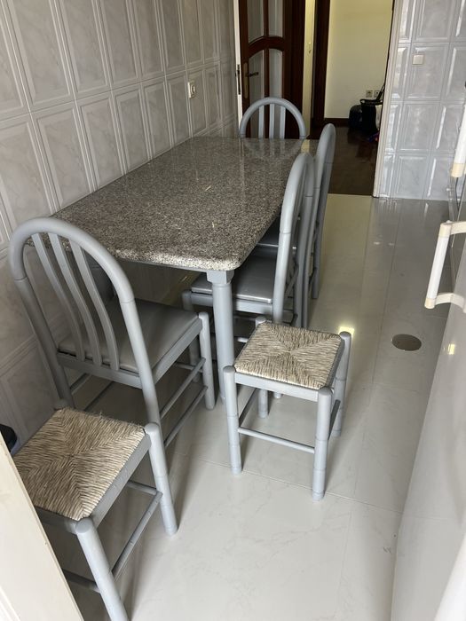 Mesa com tampo de mármore + 4 cadeiras + 2 bancos – conjunto completo