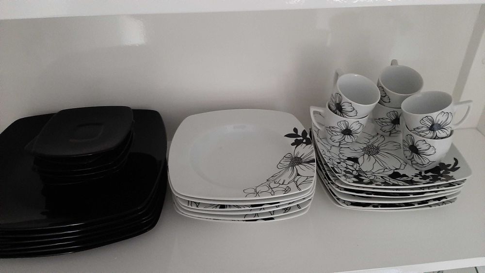 Serviço de pratos completo do gato preto64284077975426120