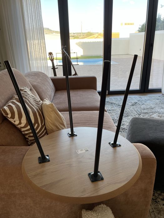 Mesa de apoio redonda.