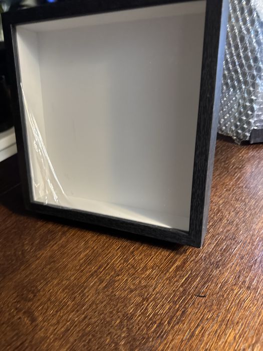 czarna, głęboka ramka typu shadow box do ekspozycji przedmiotów
