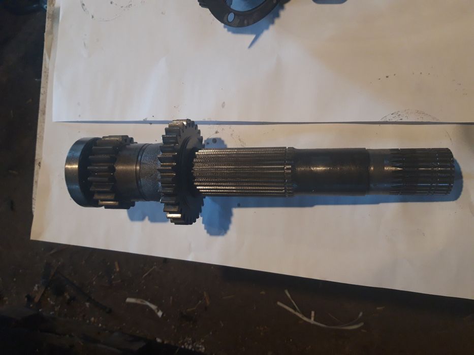 Wałek skrzynia bi 4230 case 4210 seria 4220 lub 4240 model 685 lub 695