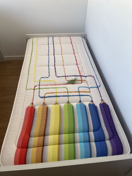 Cama de solteiro com gavetas e colchões