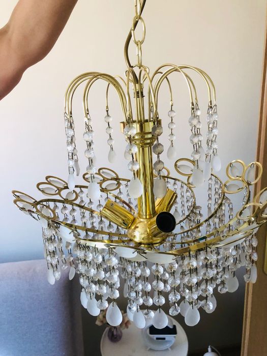 Żyrandol w luksusowym stylu z kryształami