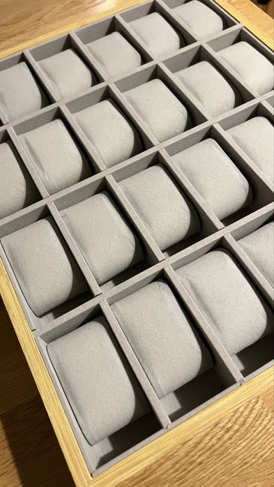 Caixa de exposicão/arrumação de 24 relógios