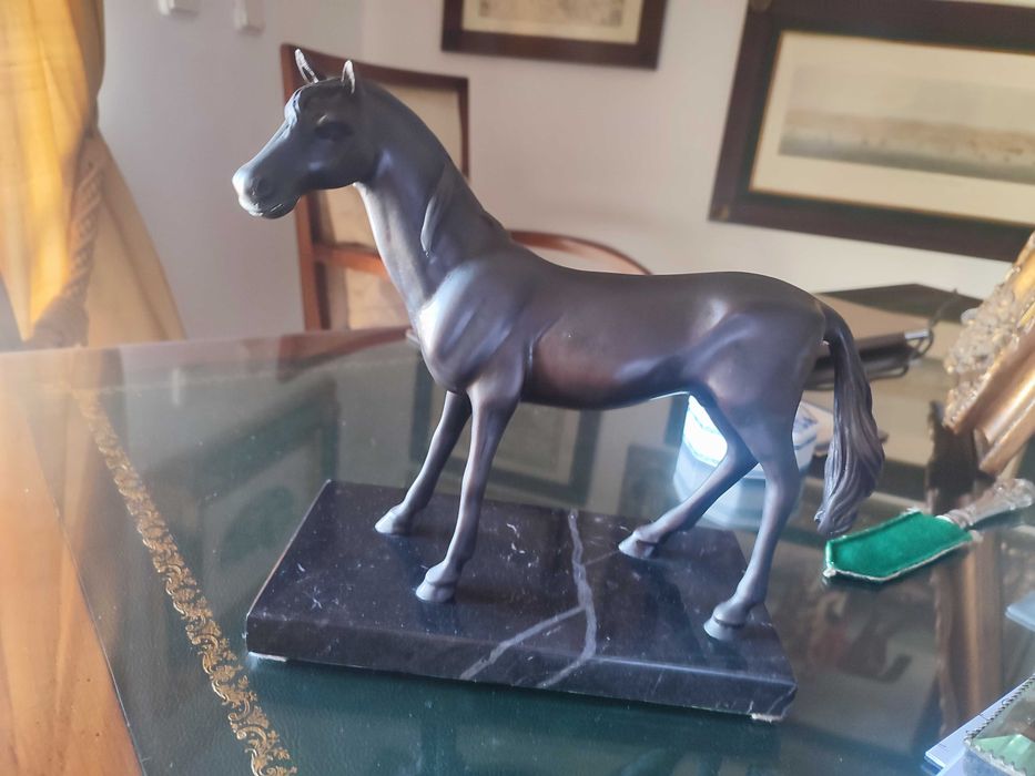 Cavalo peça de escultura base em mármore preto