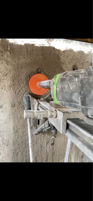 Отвір в бетоні. Алмазне буріння. Буріння бетону. Різка бетону