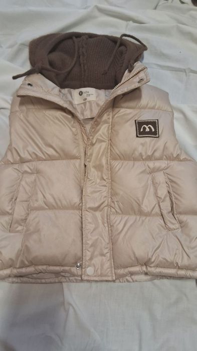 Безрукавка з вязаним капішоном.