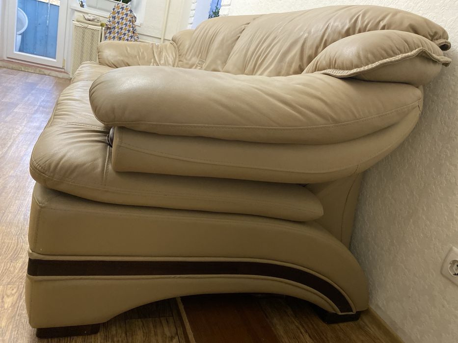 Кожанный диван и два кресла