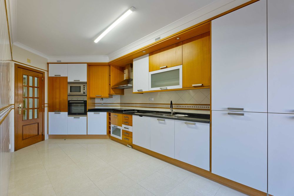 Apartamento T2 com 2 Varandas, Parqueamento e Arrecadação – No Centro de Mafra