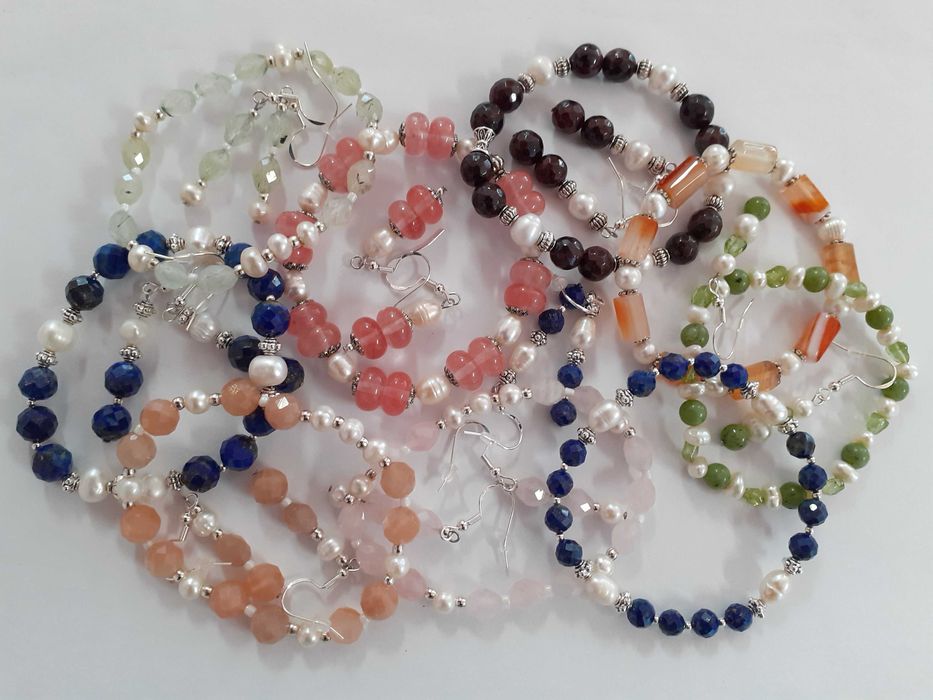 Komplet biżuterii z kamieni i pereł - bransoletka i kolczyki - różne