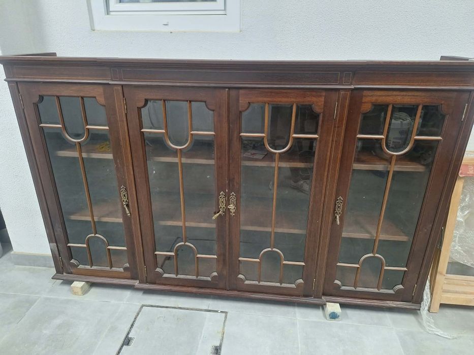 Móvel com Portas em vidro